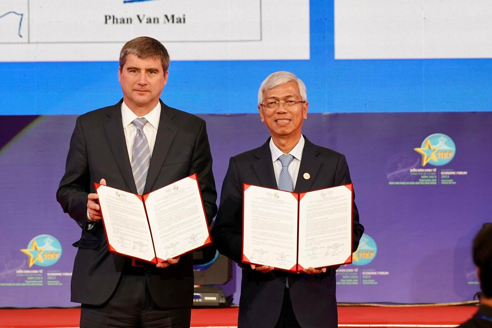 Phó Chủ tịch UBND TP.HCM Võ Văn Hoan và Giám đốc điều hành Diễn đàn Kinh tế Thế giới Jeremy Jurgens trao bản Tuyên bố chung giữa hai bên. (Ảnh: Hoàng Hùng)