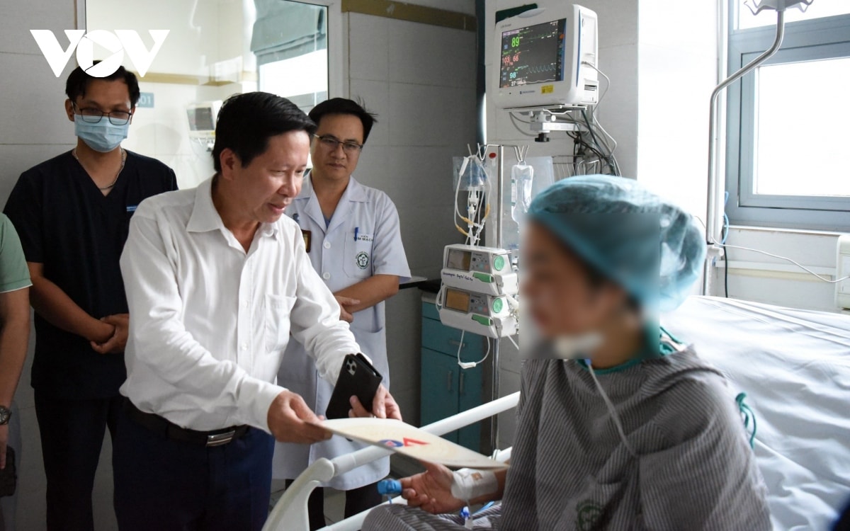 cong doan vov tham hoi, tang qua cac nan nhan vu chay chung cu mini hinh anh 2