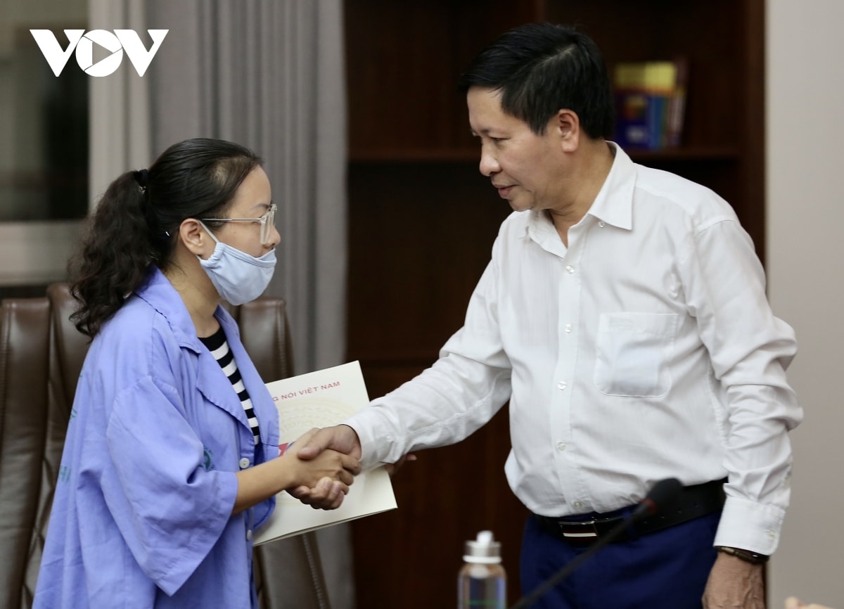 cong doan vov tham hoi, tang qua cac nan nhan vu chay chung cu mini hinh anh 4