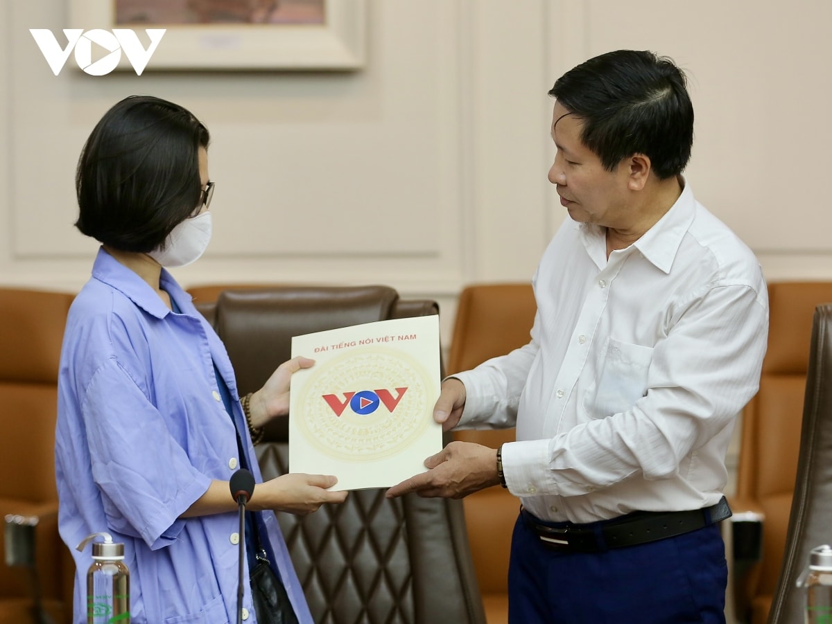 cong doan vov tham hoi, tang qua cac nan nhan vu chay chung cu mini hinh anh 5