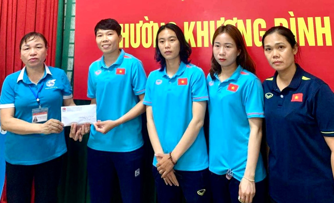 Đội tuyển nữ Việt Nam ủng hộ 40 triệu đồng cho nạn nhân vụ cháy chung cư mini.
