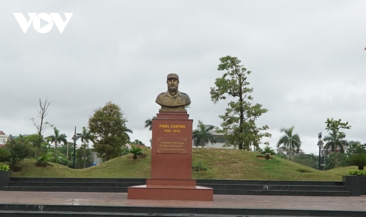 Dat thep vinh linh khong quen hinh anh fidel ben bo song tuyen hinh anh 2
