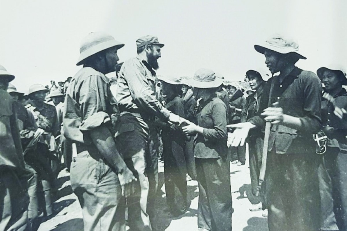 Dat thep vinh linh khong quen hinh anh fidel ben bo song tuyen hinh anh 1