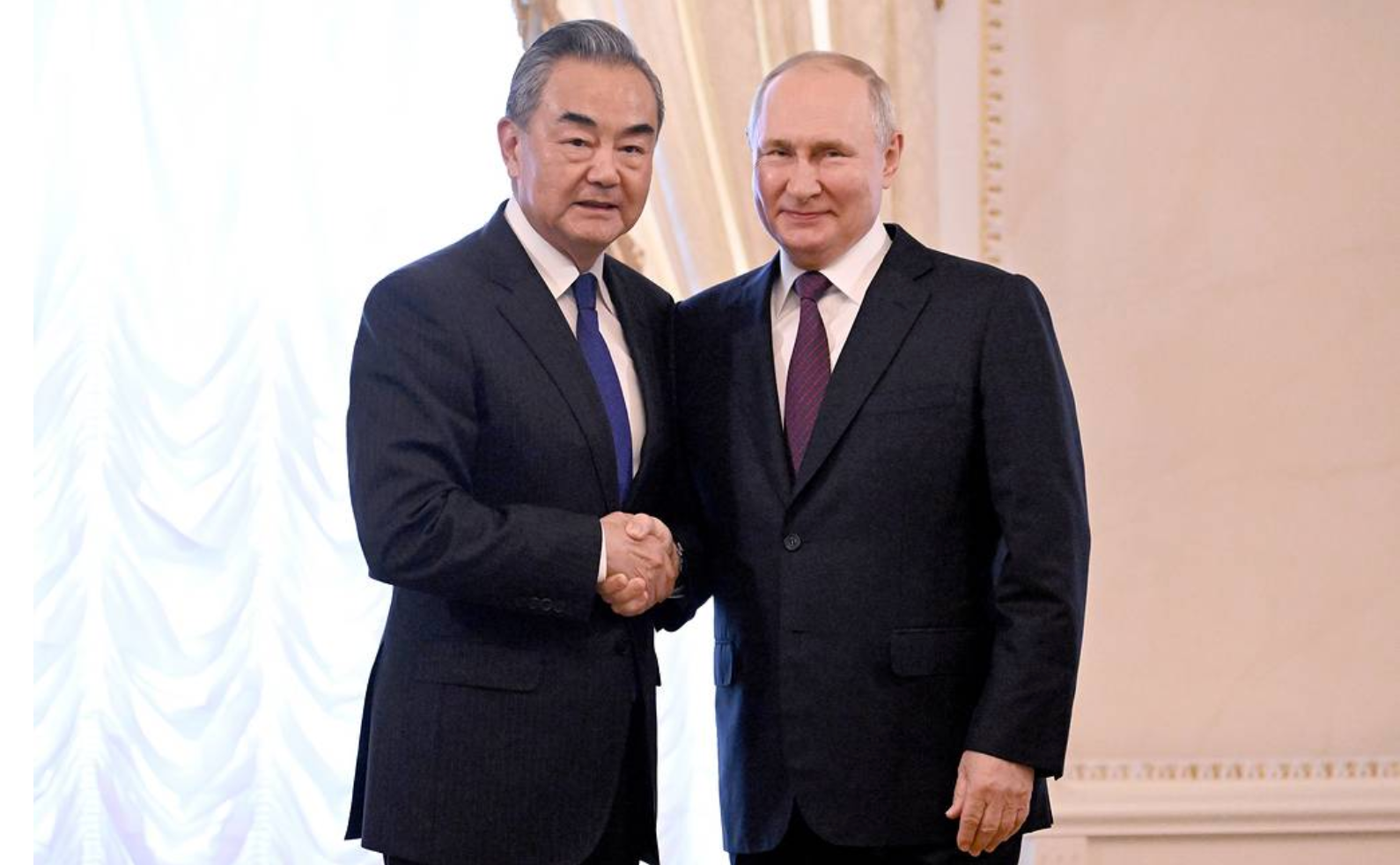 Ngoại trưởng Trung Quốc Vương Nghị và Tổng thống Nga Vladimir Putin. (Ảnh: TASS)