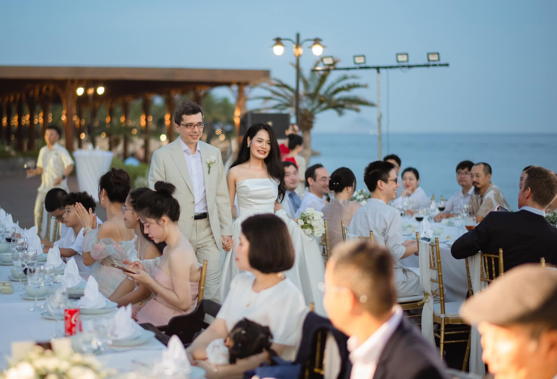 Sau đám cưới tại quê nhà, cặp đôi tiếp tục tổ chức một buổi tiệc cưới lãng mạn trên bờ biển với sự tham gia của bạn bè thân thiết.
