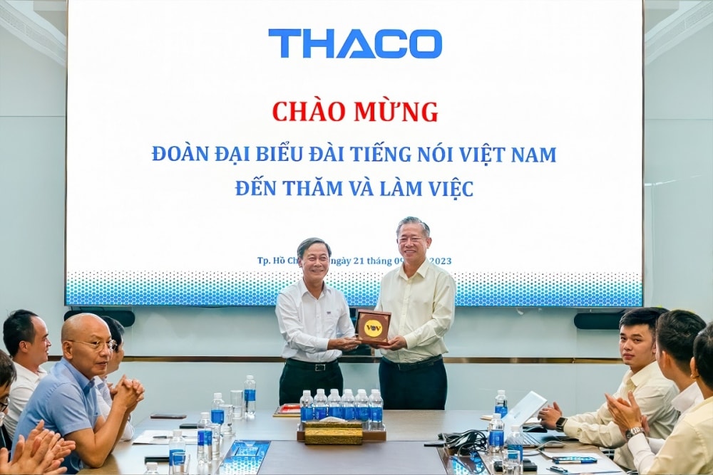 vov trao tang ky niem chuong vi su nghiep phat thanh cho tong giam doc thaco hinh anh 4