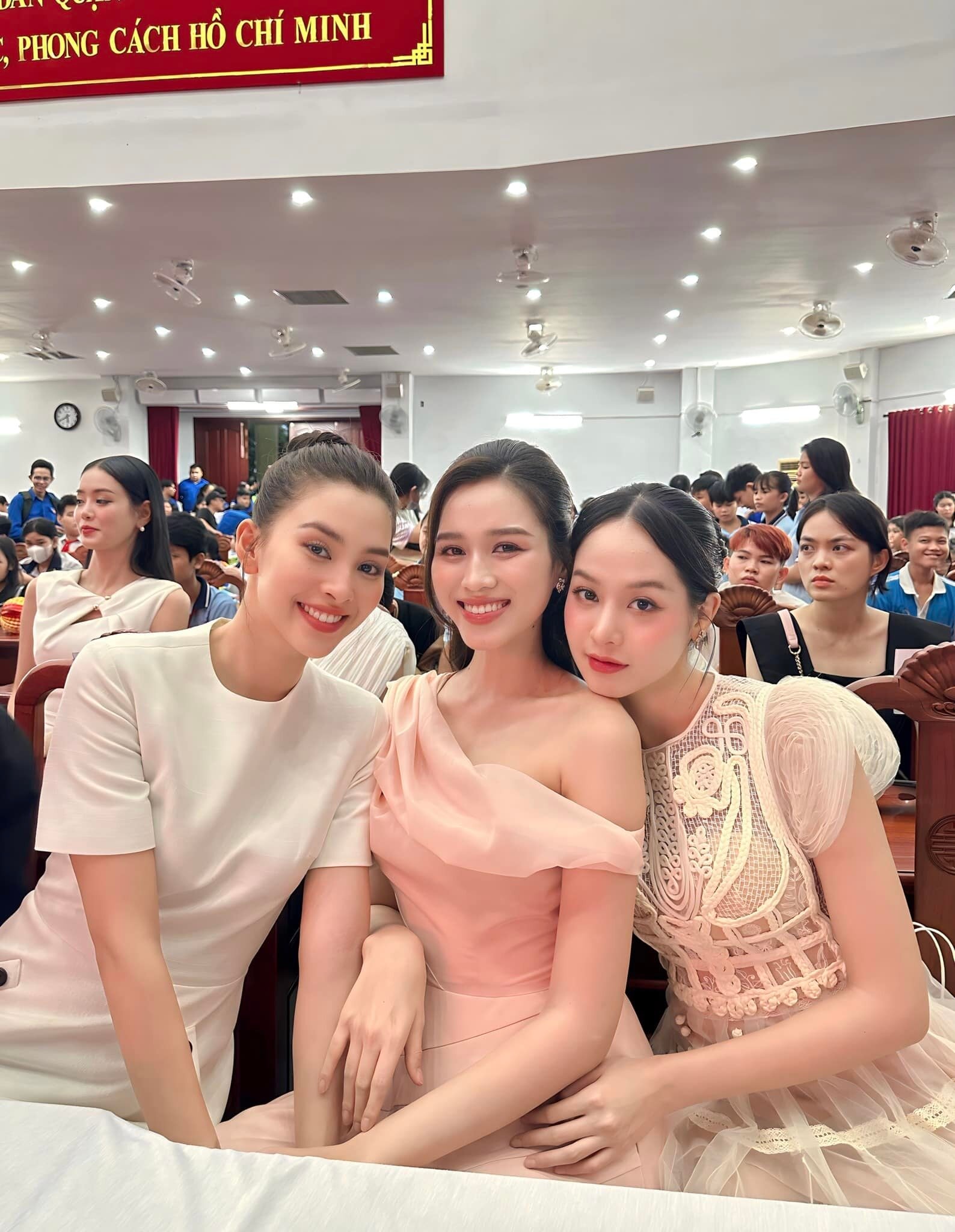 Sao Việt 24/9: Sam lộ vóc dáng bầu bí, Minh Hằng tự tin khoe mặt mộc - 3