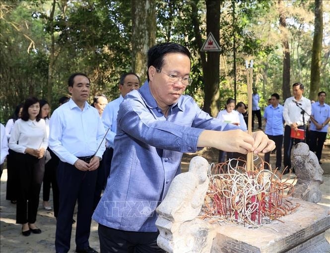 chủ tịch nước võ văn thưởng dâng hương tại khu di tích quốc gia đặc biệt tân trào hình ảnh 1 chu tich nuoc vo van thuong dang huong tai khu di tich quoc gia dac biet tan trao hinh anh 1