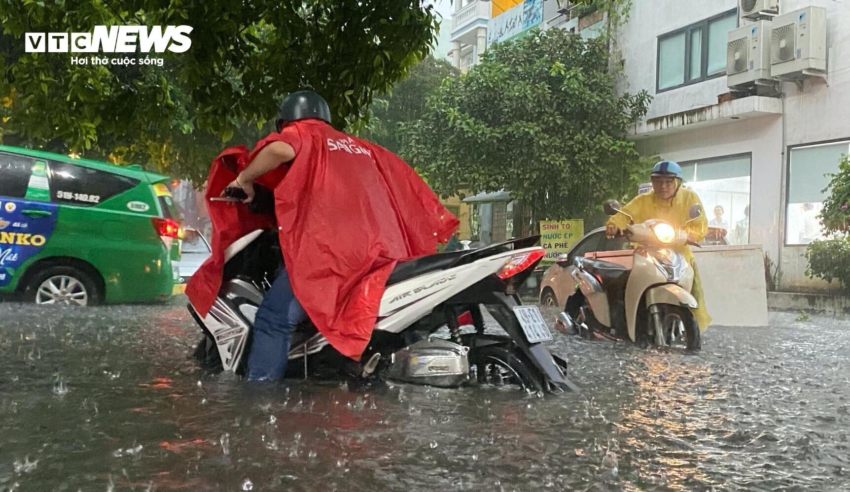 Thời tiết tại TP.HCM hôm nay 25/9, có mây, có mưa rào và dông rải rác, ngày nắng gián đoạn.