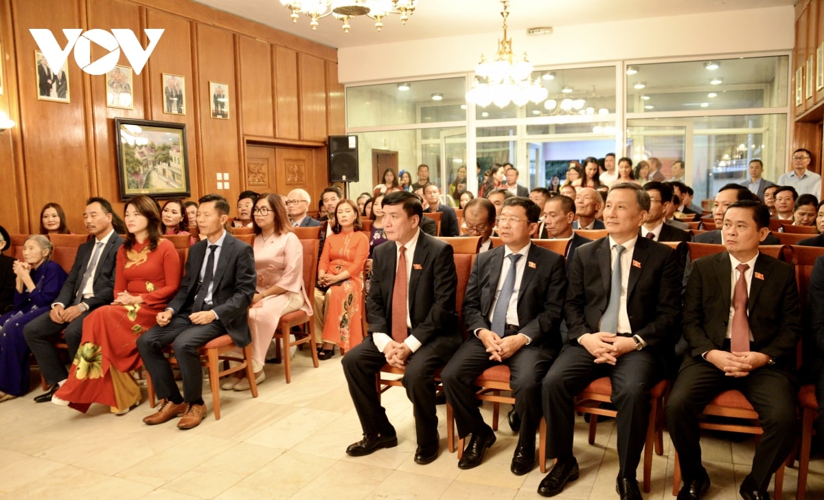 chủ tịch quốc hội còn tiếng nói, còn chữ viết, thì còn cội nguồn dân tộc hình ảnh 1 chu tich quoc hoi con tieng noi, con chu viet, thi con coi nguon dan toc hinh anh 1