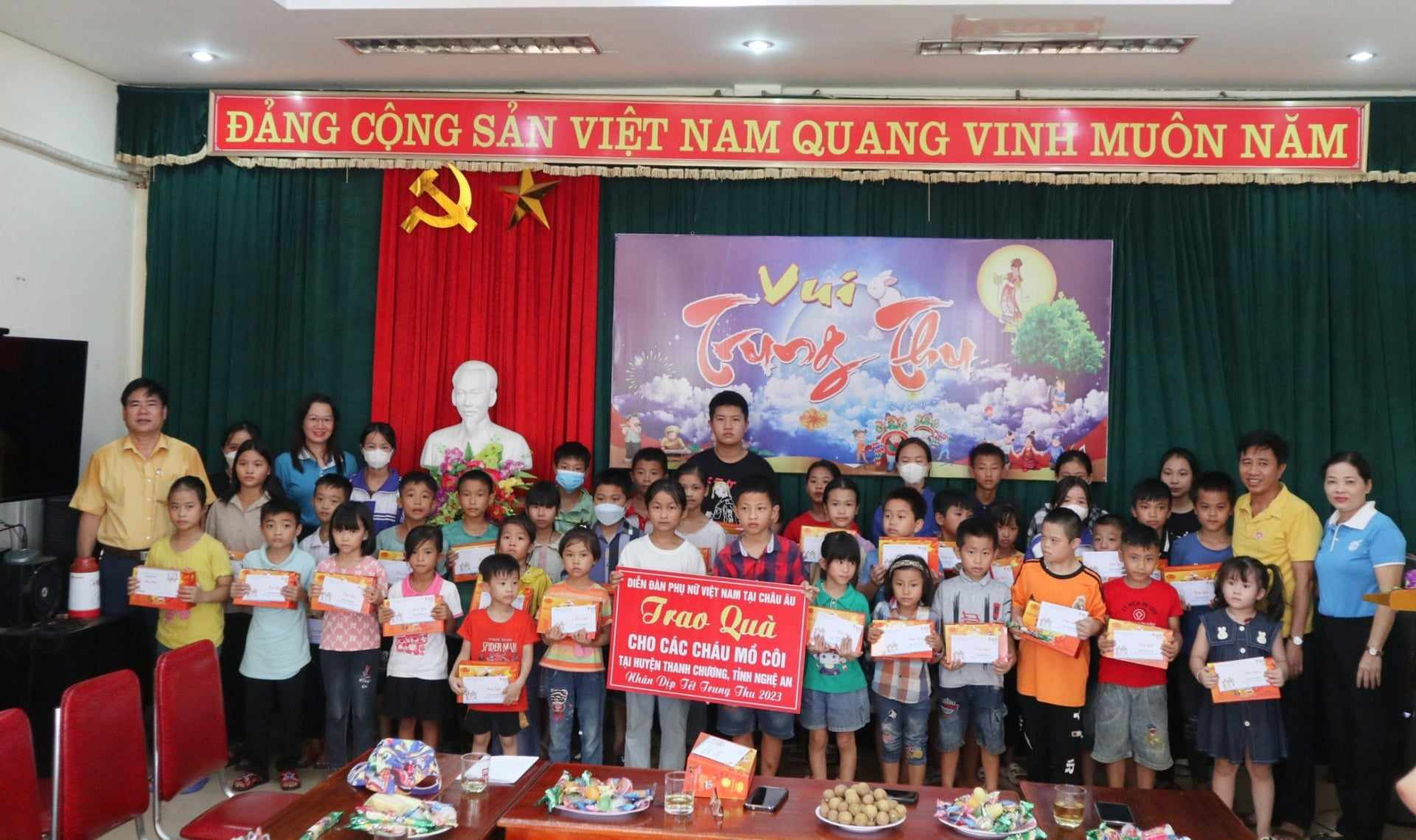 Diễn đàn Phụ nữ Việt Nam tại Châu Âu trao quà cho trẻ mồ côi nhân dịp Tết Trung Thu 2023 - ảnh 5
