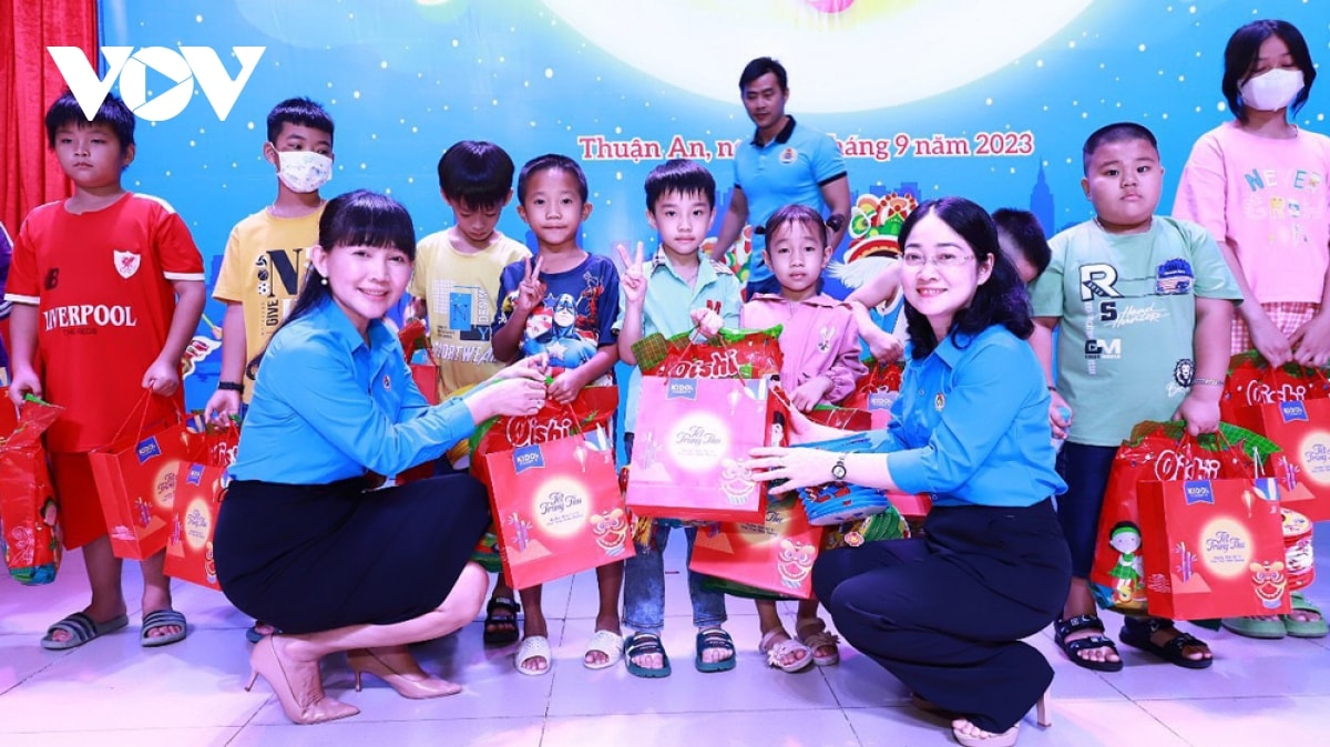 trung thu am ap cho con em cong nhan o binh duong hinh anh 2