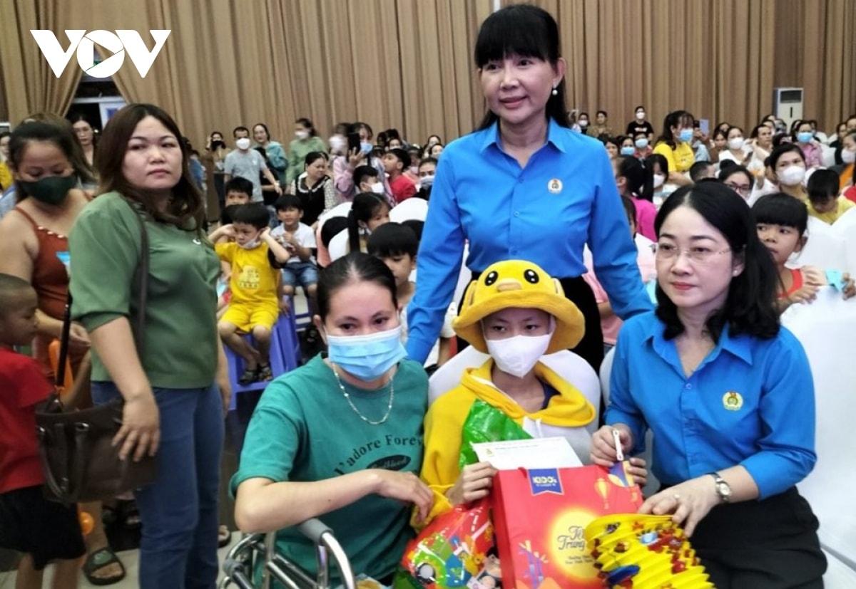 trung thu am ap cho con em cong nhan o binh duong hinh anh 1