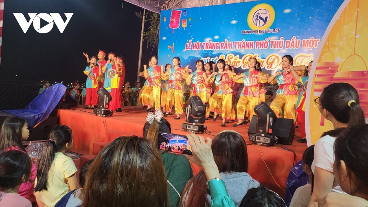 trung thu am ap cho con em cong nhan o binh duong hinh anh 3