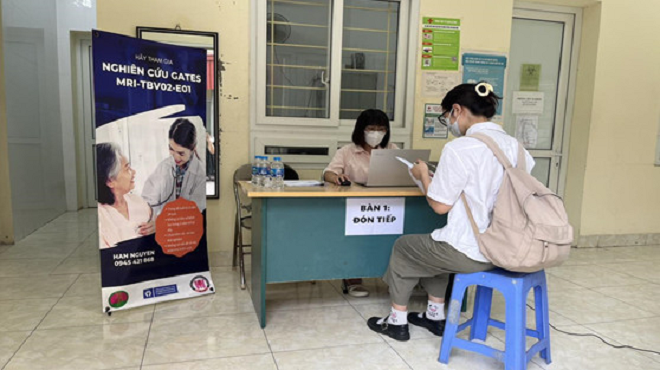 Một buổi tái khám thuộc nghiên cứu thử nghiệm vắc xin lao cho thanh thiếu niên và người lớn tại Hà Nội tháng 8/2023.