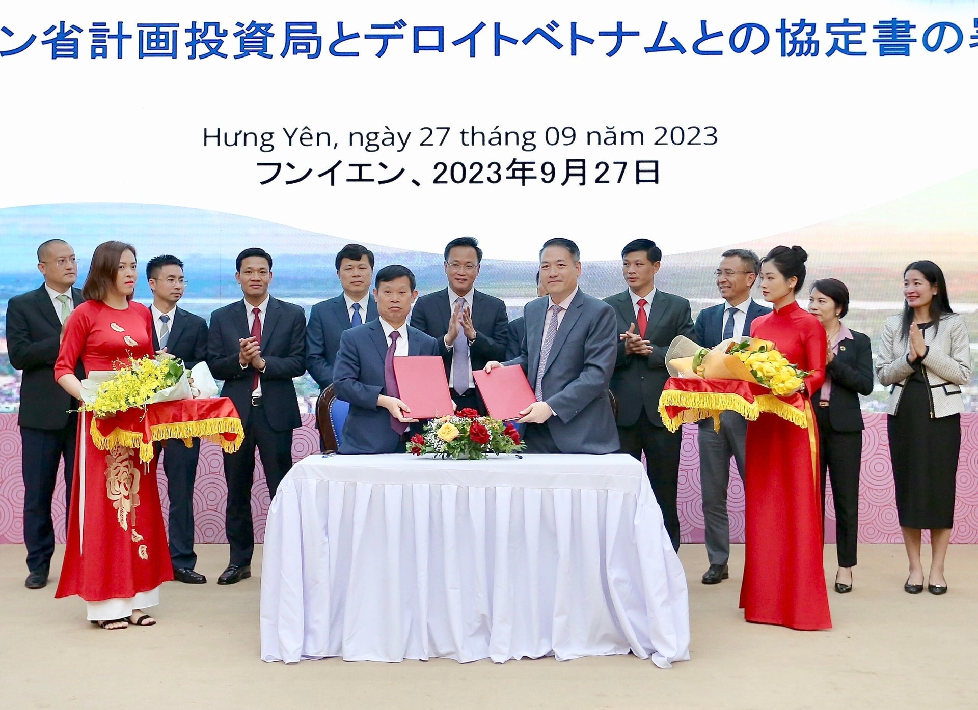 Lãnh đạo tỉnh Hưng Yên chứng kiến lễ ký kết hợp tác giữa Deloite Việt Nam với Sở Kế hoạch Đầu tư tỉnh Hưng Yên.