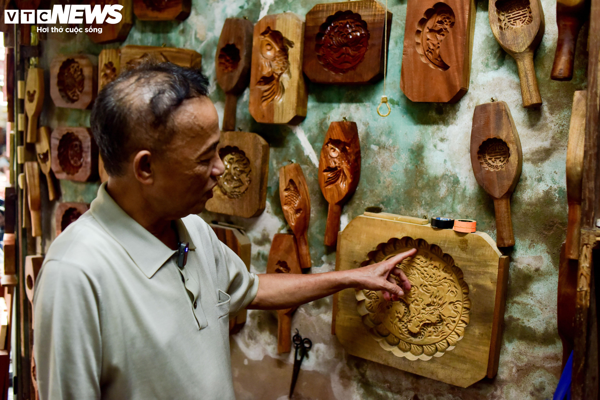Đến nay, ông Quang đã có hơn 40 năm làm nghề đúc khuôn bánh.