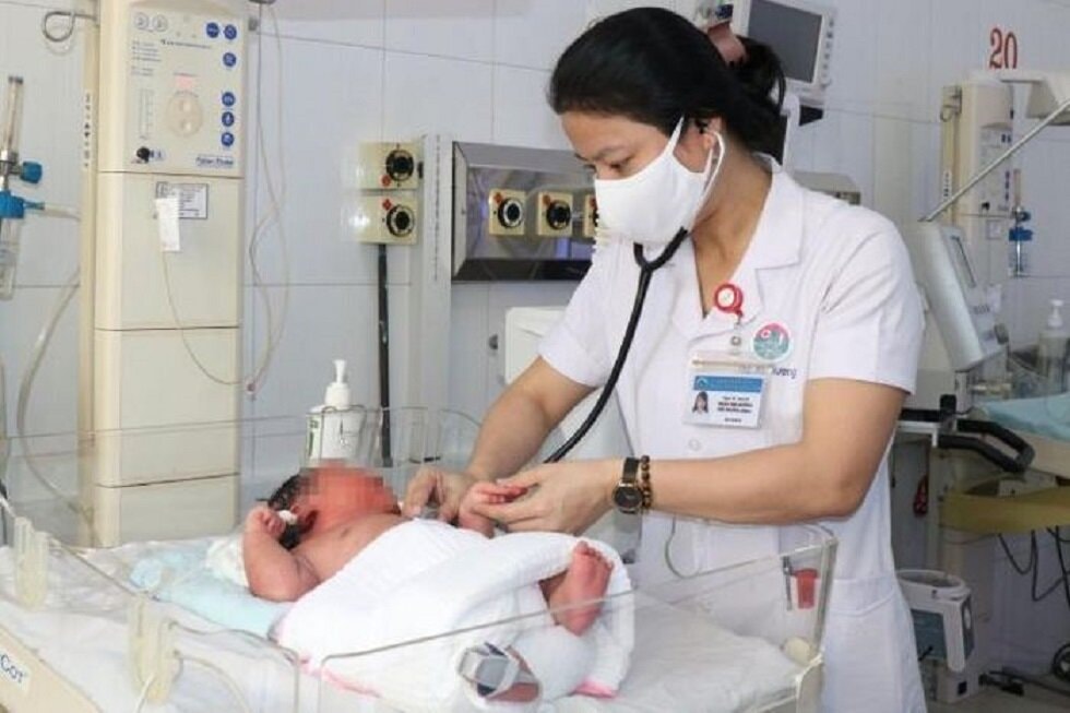 Bé sơ sinh được các bác sĩ chăm sóc. (Ảnh: BVCC)