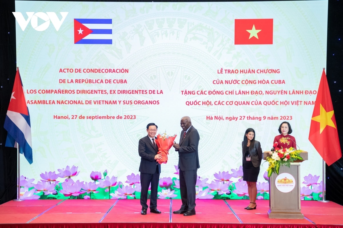 chủ tịch quốc hội nhận huân chương cao quý của Đảng, nhà nước cuba hình ảnh 4 chu tich quoc hoi nhan huan chuong cao quy cua Dang, nha nuoc cuba hinh anh 4