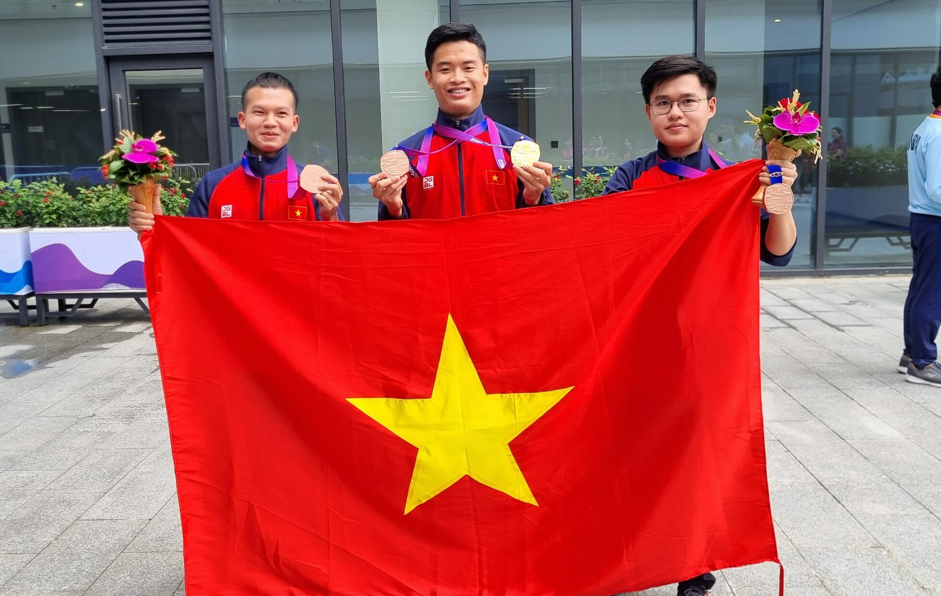 Xạ thủ Phạm Quang Huy (giữa) giành huy chương vàng ASIAD 19 nội dung 10m súng ngắn hơi và HCĐ nội dung đồng đội. (Ảnh: Tam Ninh)