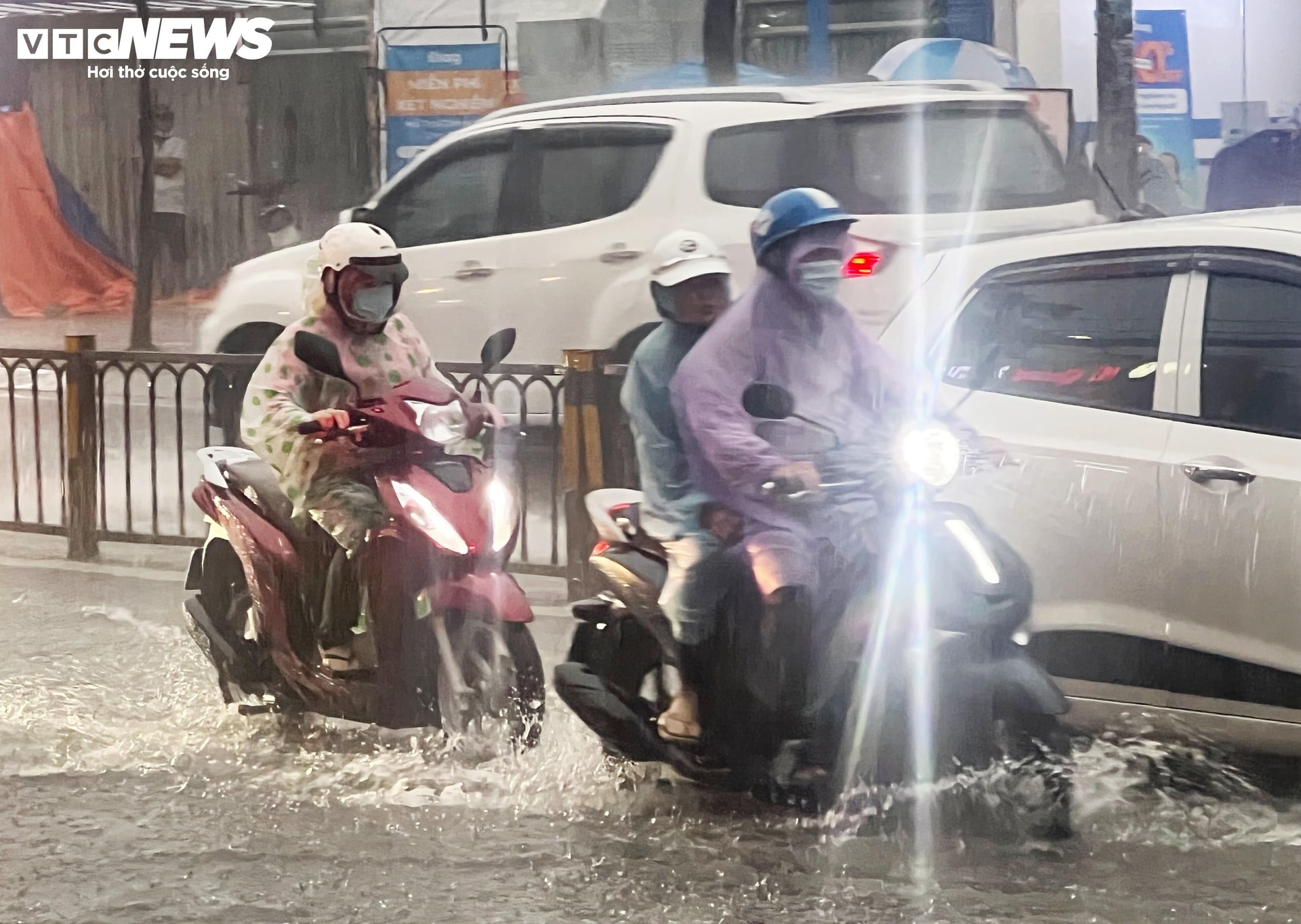 Thời tiết tại TP.HCM hôm nay 28/9, chiều và tối có mưa nhiều nơi, có nơi có mưa vừa, mưa to.