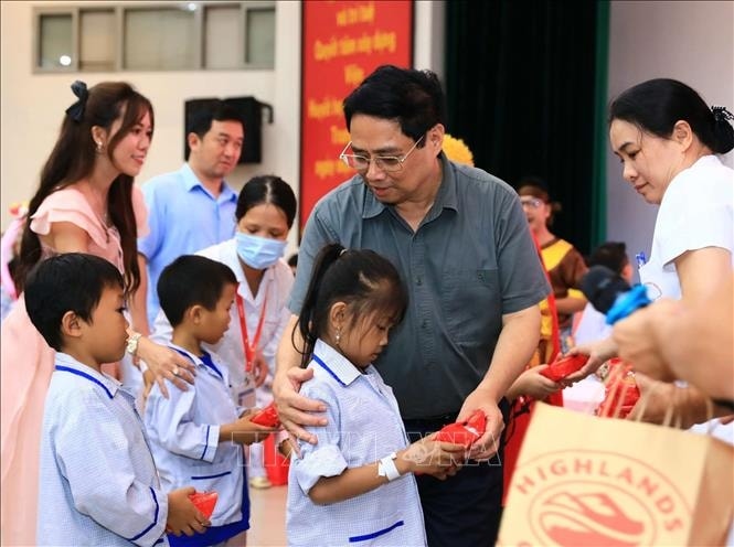thủ tướng phạm minh chính dự chương trình vui tết trung thu - nụ cười hồng hình ảnh 5 thu tuong pham minh chinh du chuong trinh vui tet trung thu - nu cuoi hong hinh anh 5