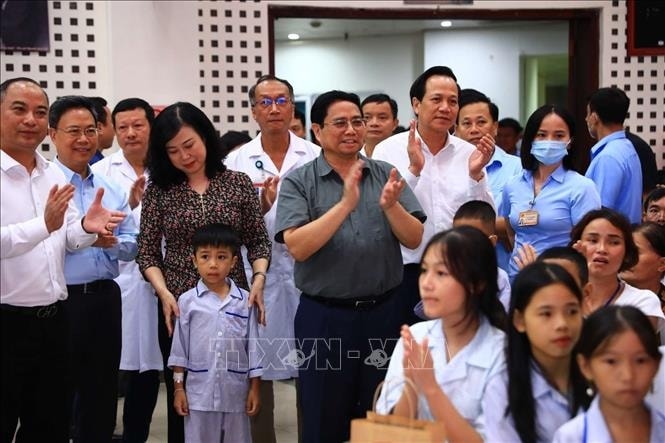 thủ tướng phạm minh chính dự chương trình vui tết trung thu - nụ cười hồng hình ảnh 2 thu tuong pham minh chinh du chuong trinh vui tet trung thu - nu cuoi hong hinh anh 2