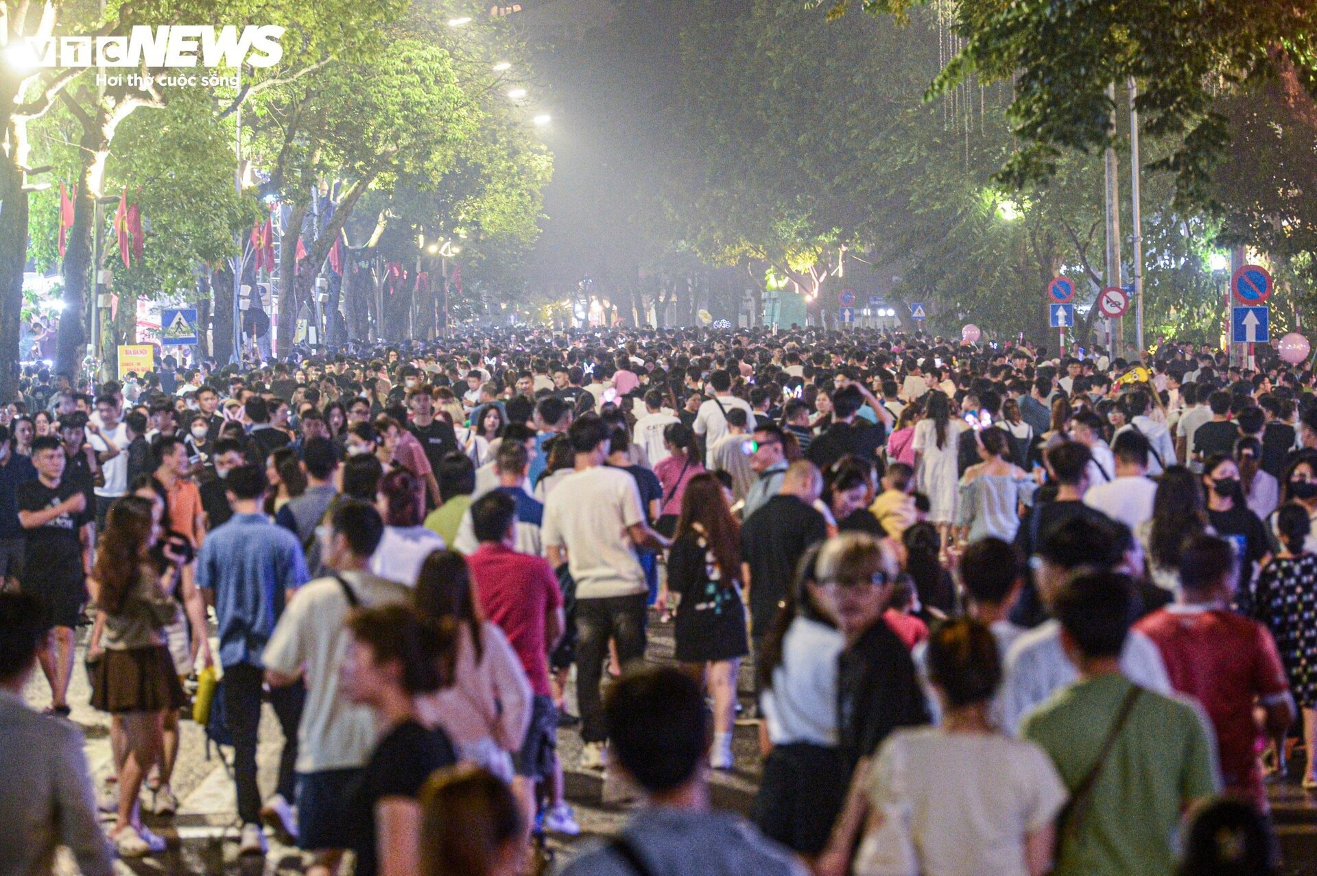 Phố đi bộ đông kín người đêm khai mạc Festival Thu Hà Nội 2023 - 2