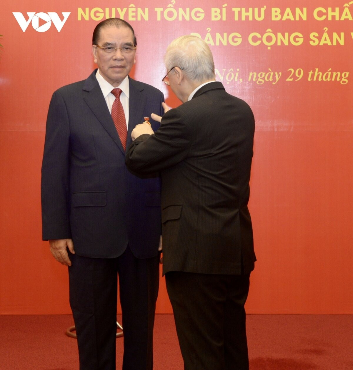 Tổng Bí thư Nguyễn Phú Trọng trao Huy hiệu 60 năm tuổi Đảng cho Nguyên Tổng Bí thư Nông Đức Mạnh.