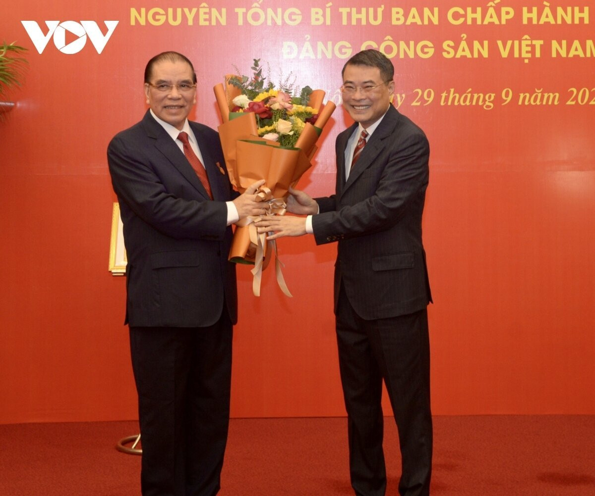 Chánh Văn phòng Trung ương Lê Minh Hưng tặng hoa chúc mừng nguyên Tổng Bí thư Nông Đức Mạnh.