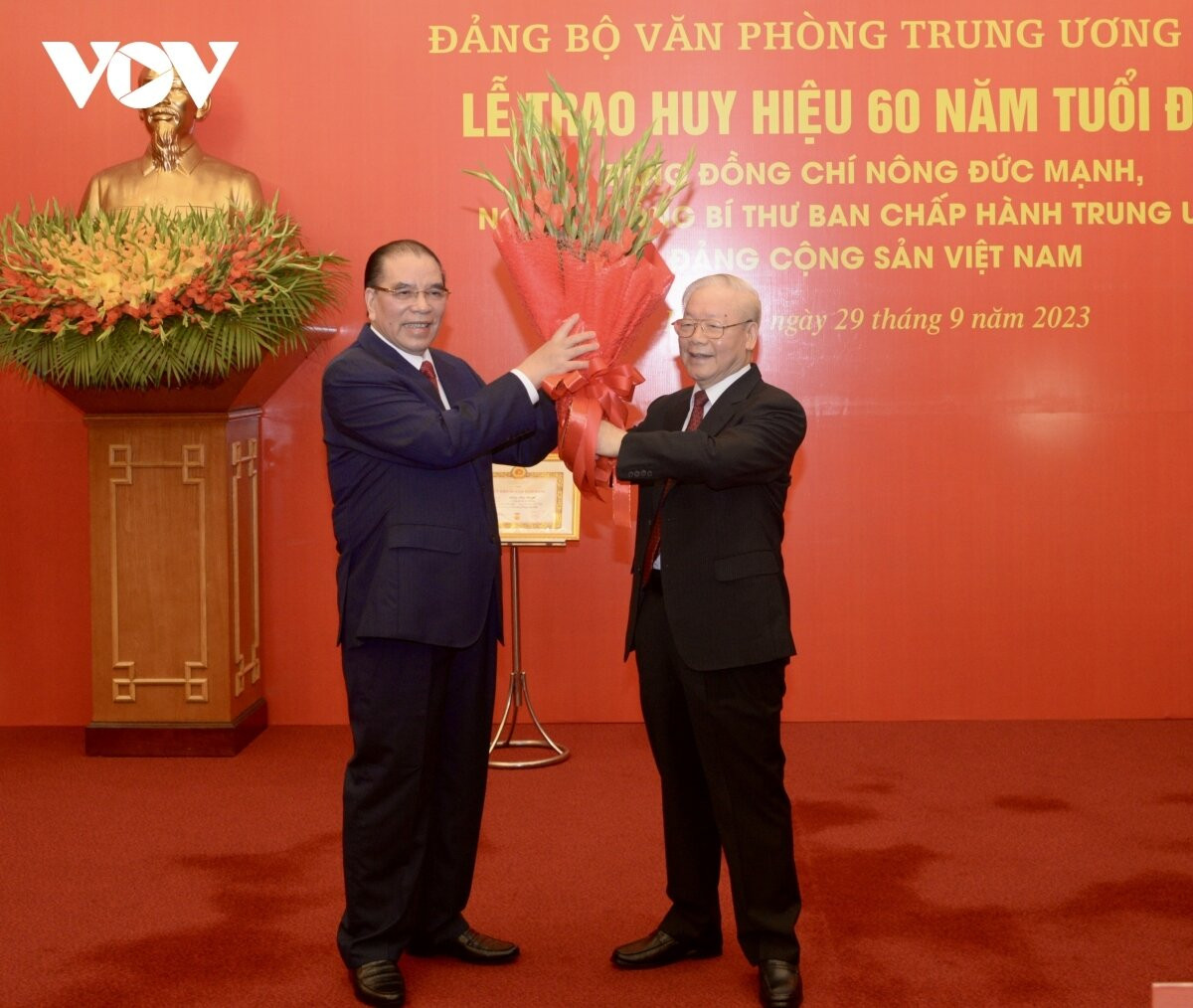 Tổng Bí thư Nguyễn Phú Trọng tặng hoa chúc mừng nguyên Tổng Bí thư Nông Đức Mạnh.
