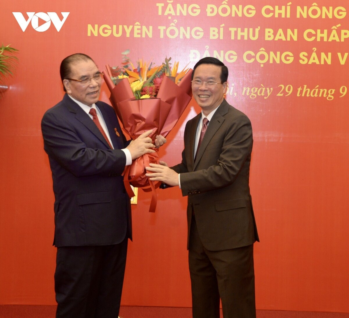 Chủ tịch nước Võ Văn Thưởng tặng hoa chúc mừng nguyên Tổng Bí thư Nông Đức Mạnh.