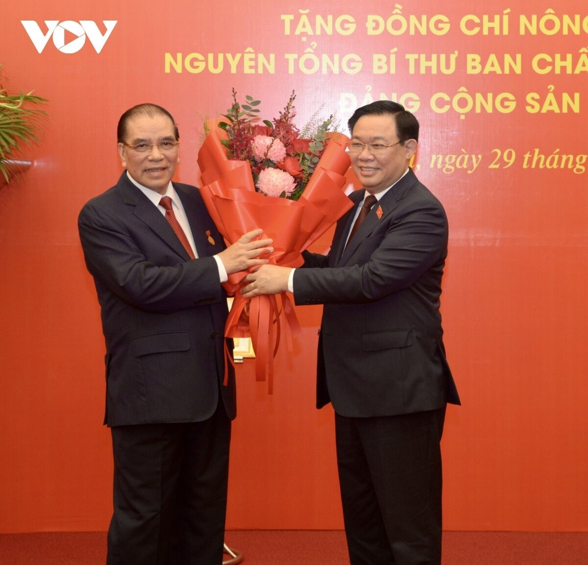 Chủ tịch Quốc hội Vương Đình Huệ tặng hoa chúc mừng Nguyên Tổng Bí thư Nông Đức Mạnh.