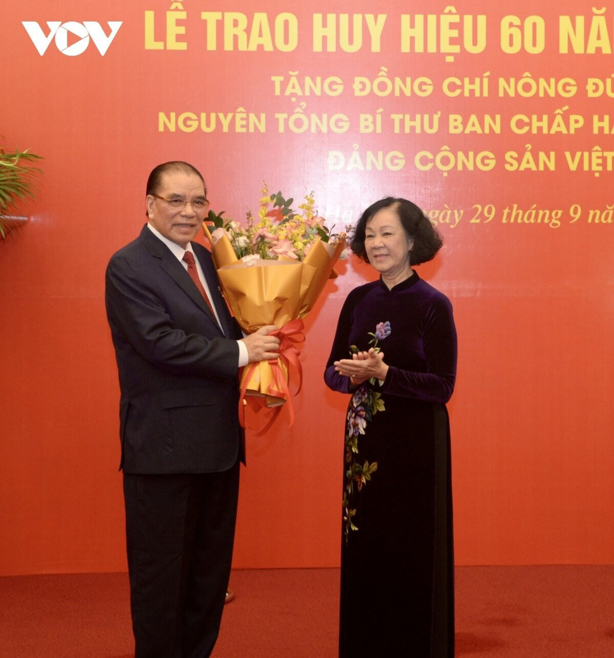 Thường trực Ban Bí thư Trương Thị Mai tặng hoa chúc mừng nguyên Tổng Bí thư Nông Đức Mạnh.