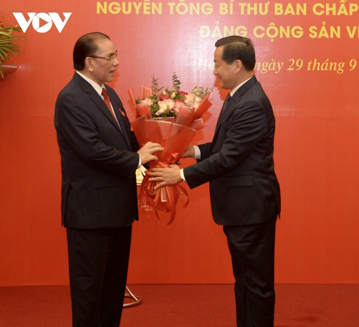 Phó Thủ tướng Lê Minh Khái tặng hoa chúc mừng nguyên Tổng Bí thư Nông Đức Mạnh.