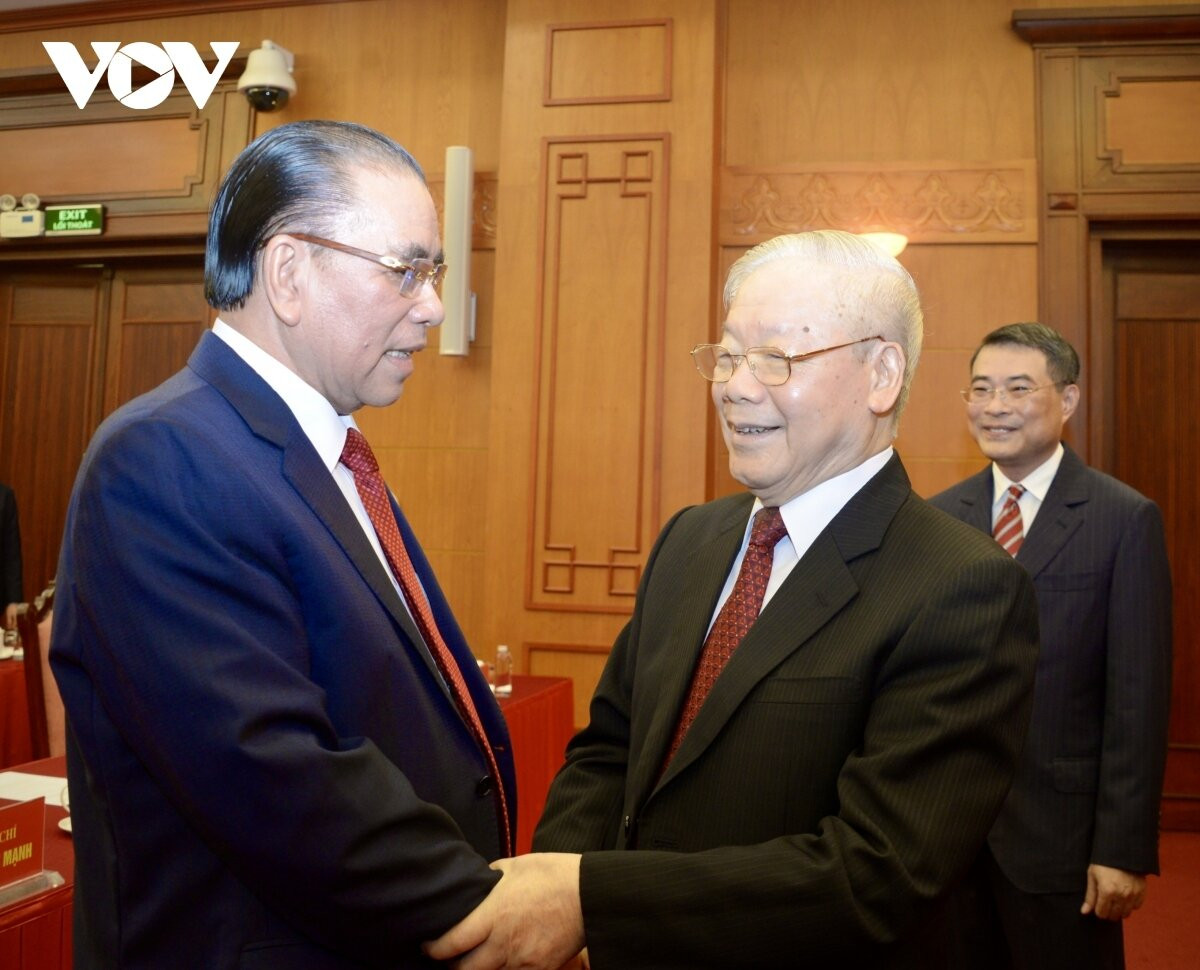 Tổng Bí thư Nguyễn Phú Trọng và nguyên Tổng Bí thư Nông Đức Mạnh.