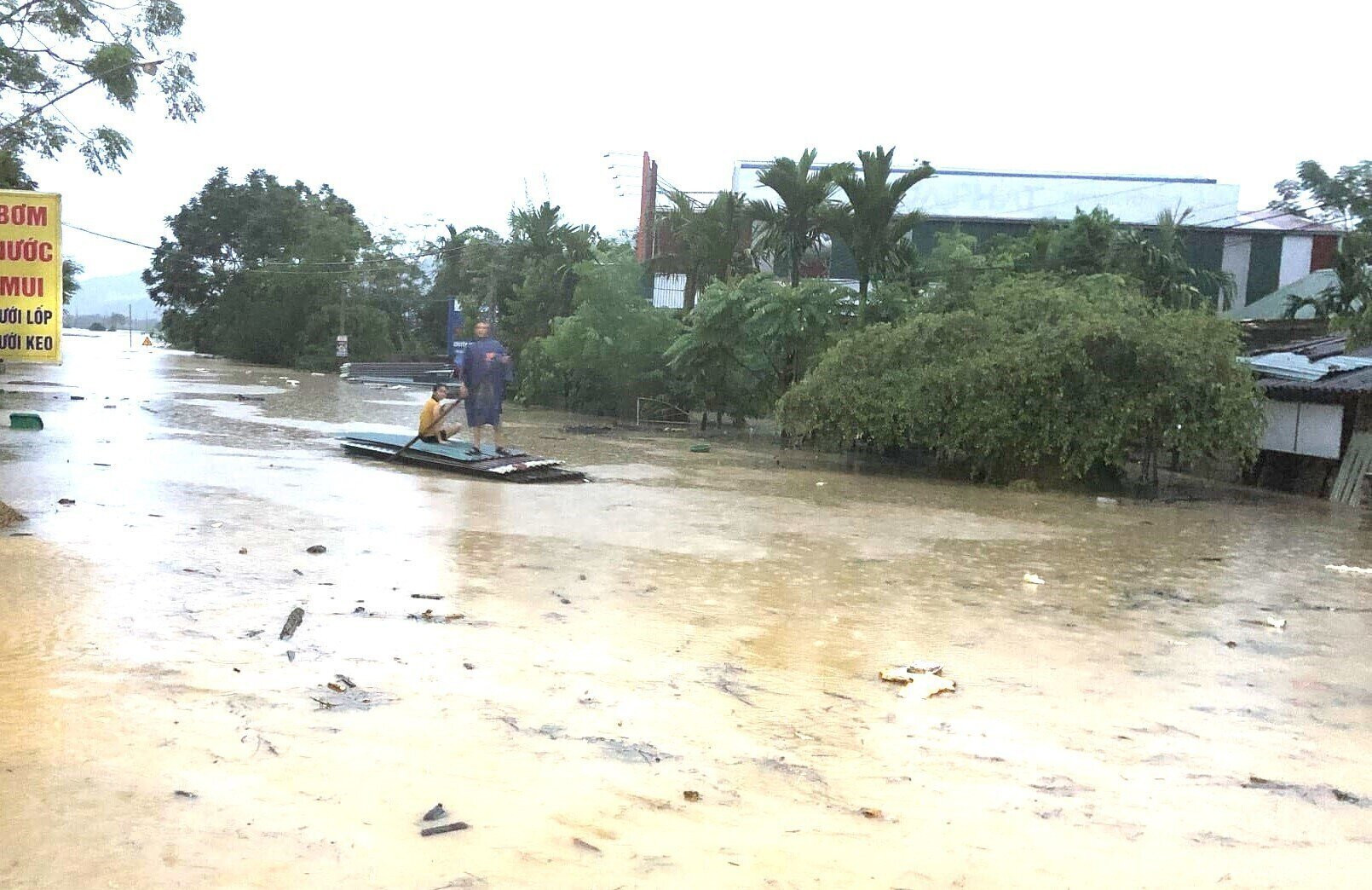 Những ngày qua, nhiều xã, thị trấn ở huyện Quỳ Châu (Nghệ An) bị ngập sâu.