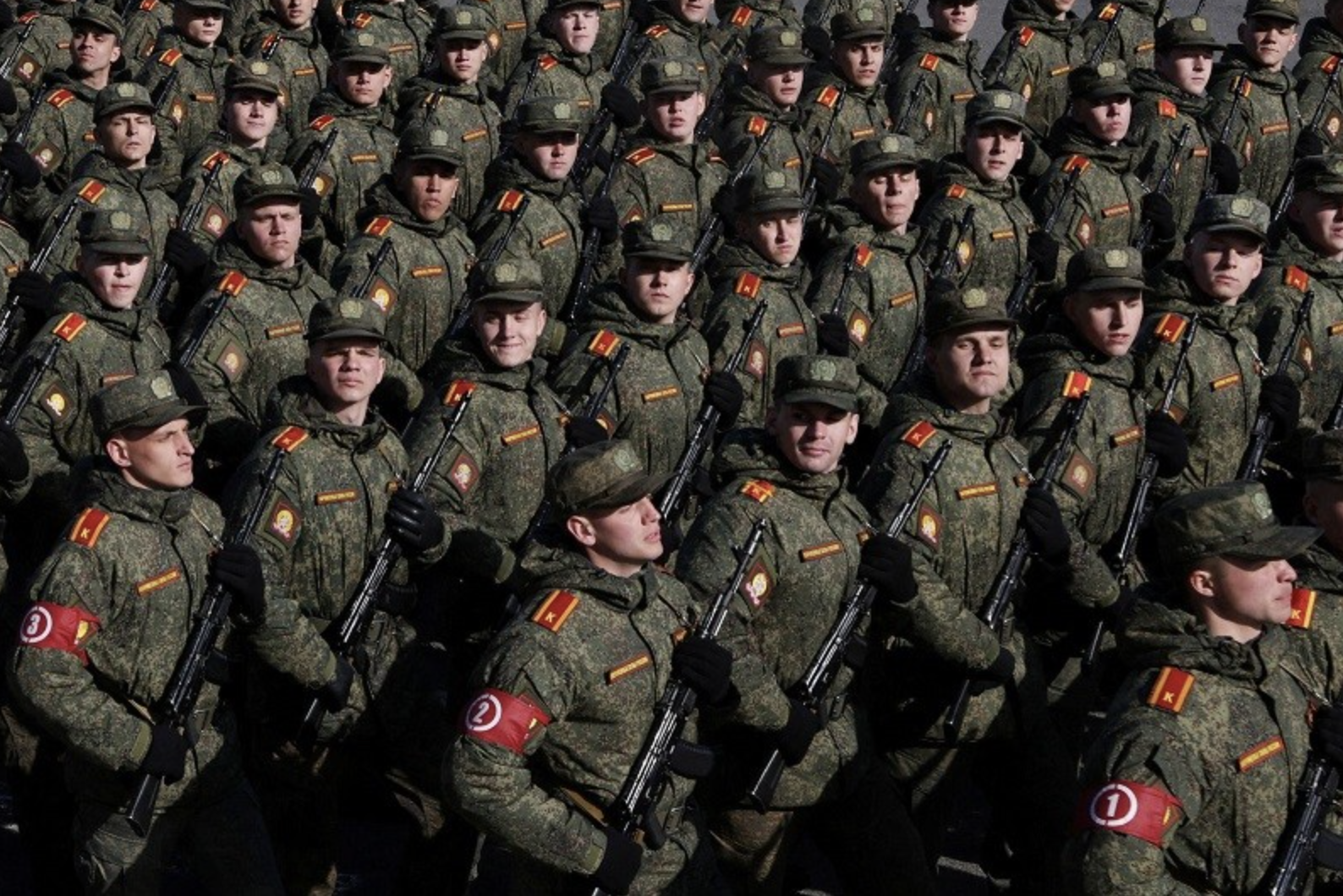 Binh sĩ Nga tham gia cuộc diễn tập tại St.Petersburg ngày 28/4. (Ảnh: Reuters)