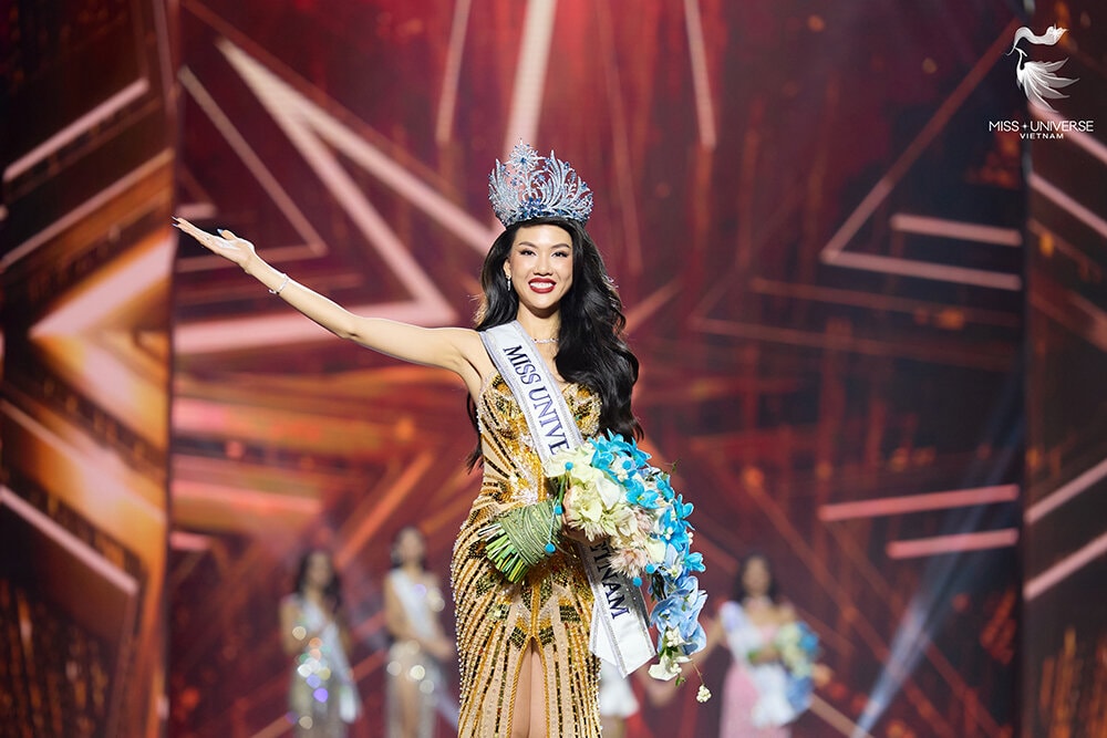 Khoảnh khắc đăng quang của Bùi Quỳnh Hoa.