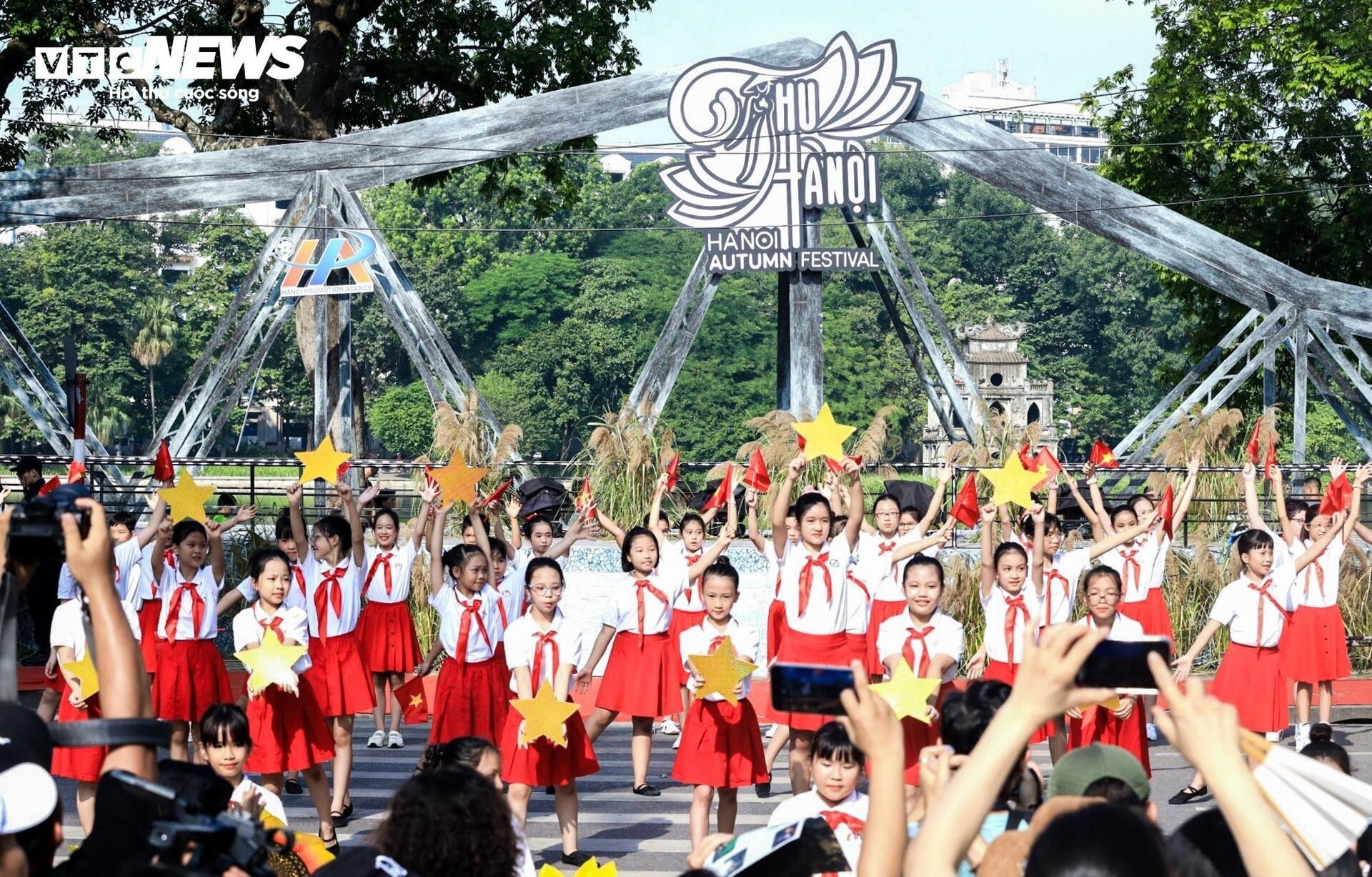 Rực rỡ sắc màu Carnaval Thu Hà Nội - 13