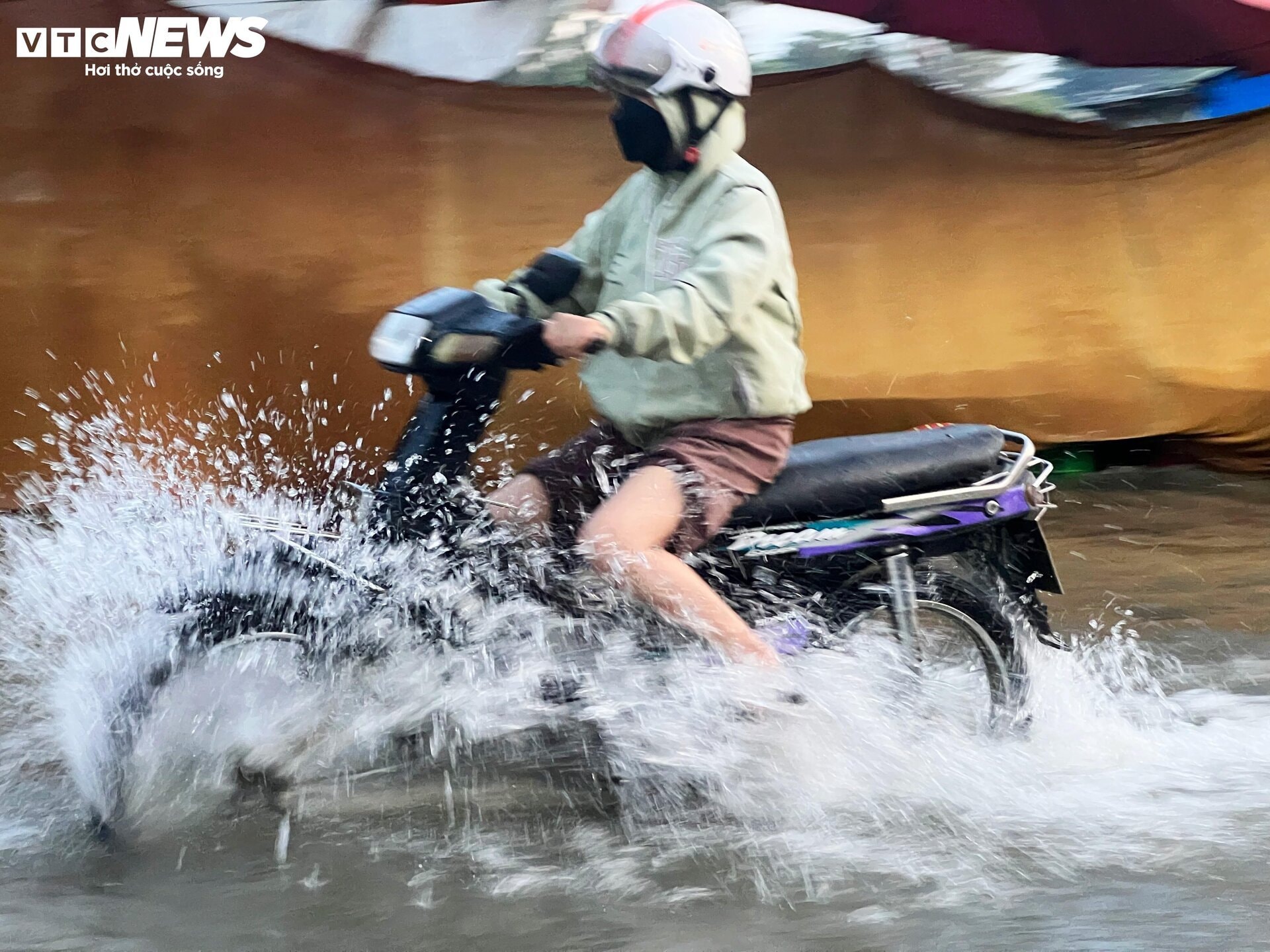 TP.HCM: Triều cường từ sáng sớm, người dân bì bõm giữa biển nước - 13
