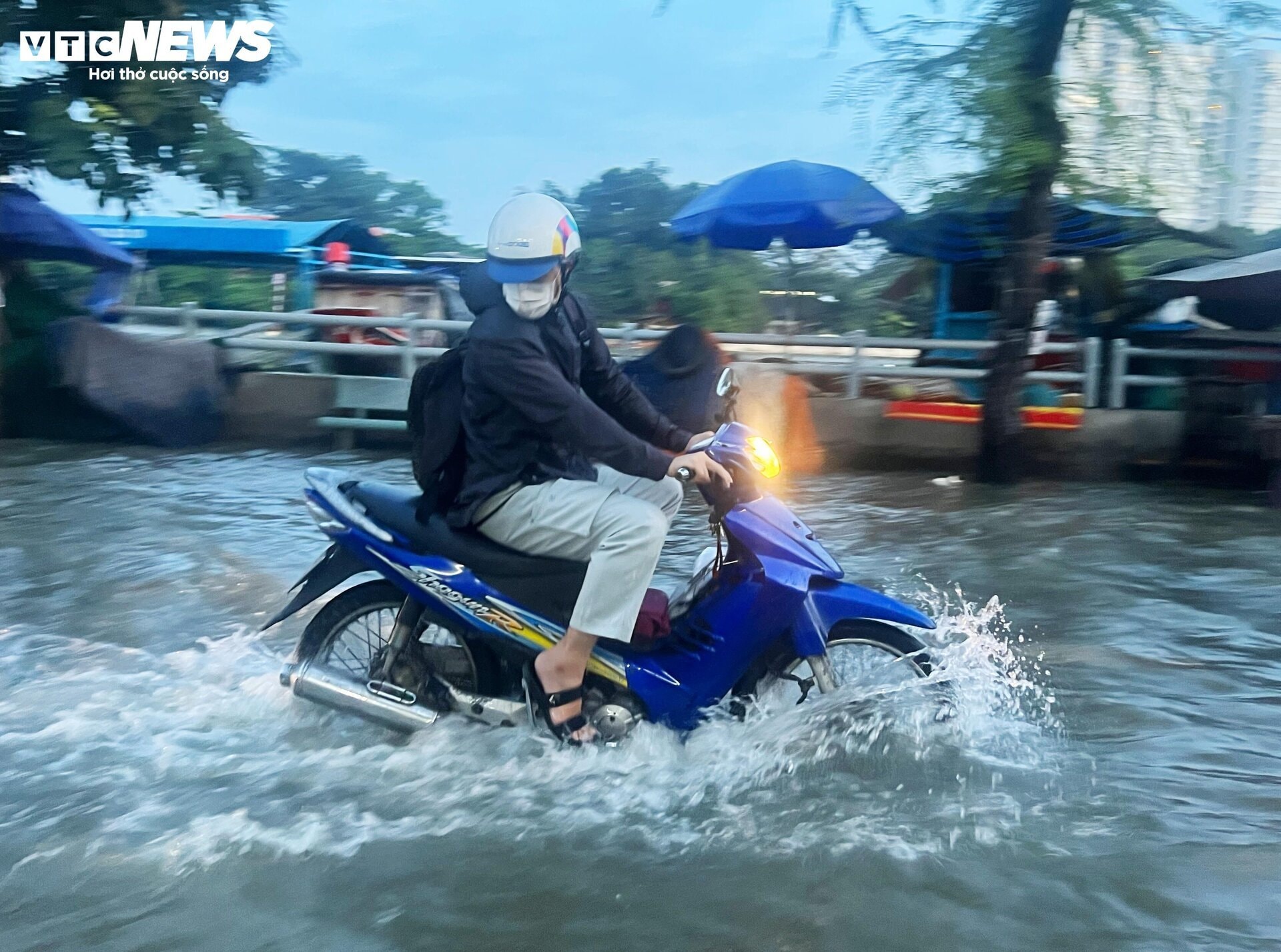TP.HCM: Triều cường từ sáng sớm, người dân bì bõm giữa biển nước - 15