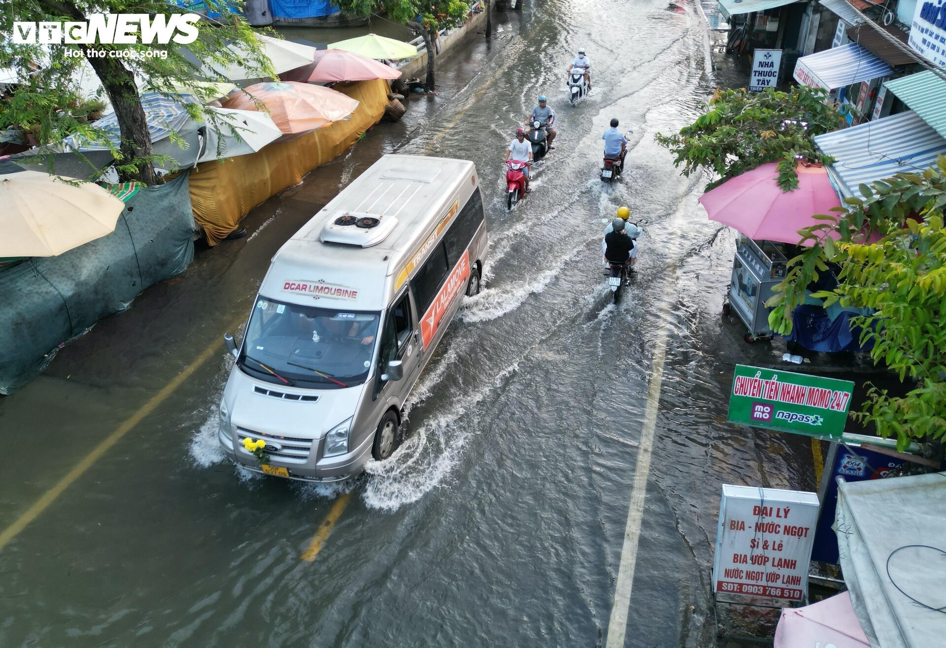 TP.HCM: Triều cường từ sáng sớm, người dân bì bõm giữa biển nước - 20