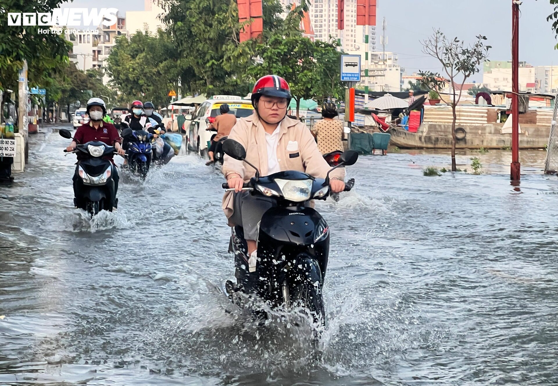 TP.HCM: Triều cường từ sáng sớm, người dân bì bõm giữa biển nước - 11