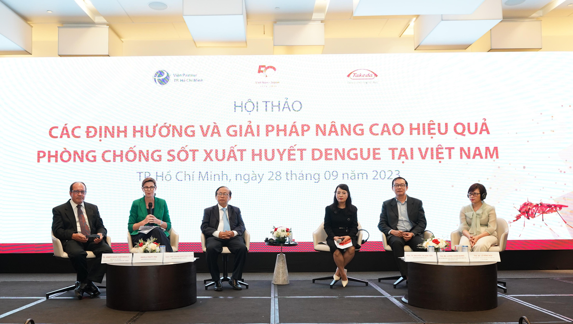 Phiên thảo luận bàn tròn tập trung đi sâu vào tình hình sốt xuất huyết hiện nay ở Việt Nam do PGS Nguyễn Thị Kim Tiến chủ trì.