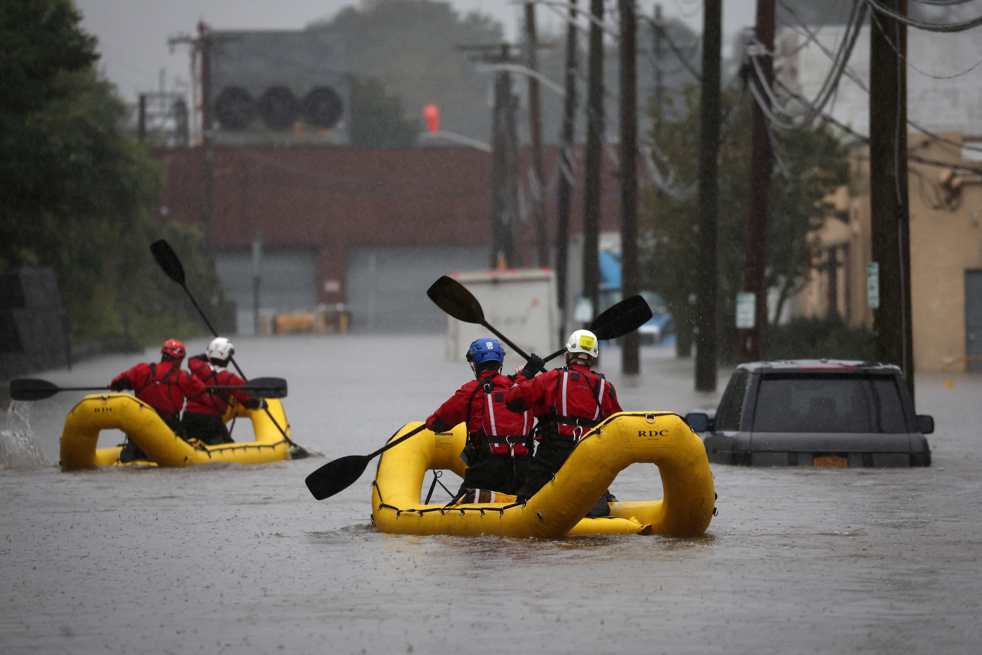 Lực lượng cứu hộ New York di chuyển bằng xuồng tại quận Westchester kiểm tra các tòa nhà để tìm nạn nhân bị mắc kẹt trong lũ lụt lớn ở Mamaroneck, ngoại ô Thành phố New York hôm 29/9. (Ảnh: Reuters)