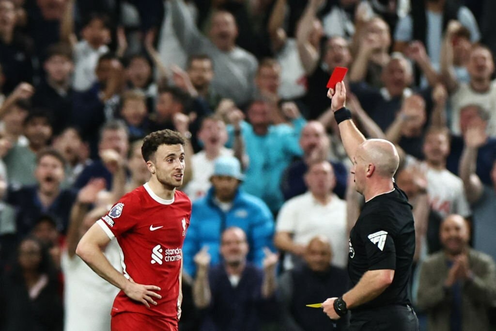 Liverpool nhận 2 thẻ đỏ ở trận đấu với Tottenham.