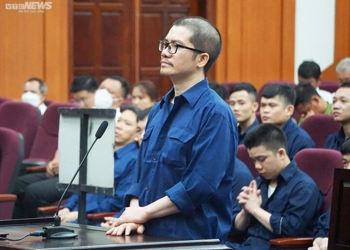 Nguyễn Thái Luyện trong một phiên tòa xét xử.