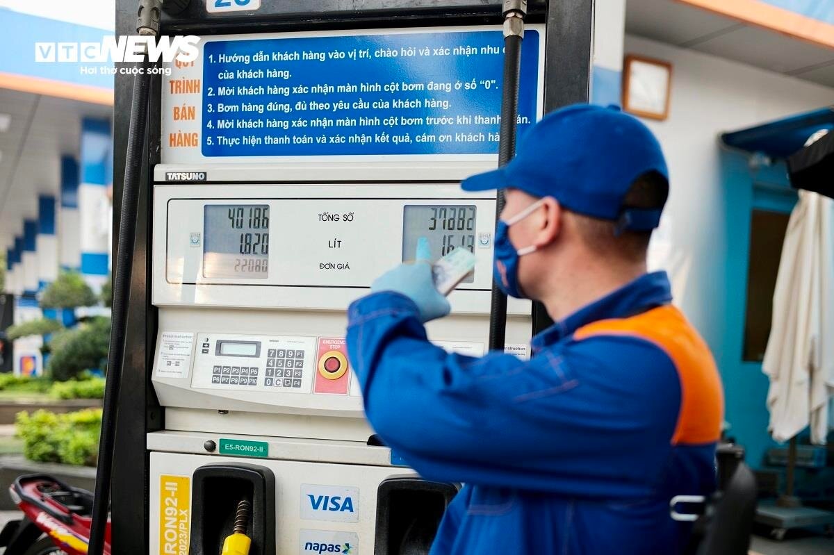 Giá xăng được điều chỉnh giảm từ 15h hôm nay ngày 2/10 (Ảnh minh hoạ: Công Hiếu).