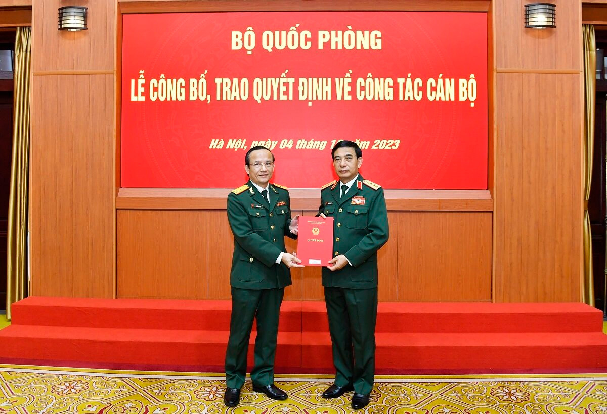 Bộ trưởng Bộ Quốc phòng Phan Văn Giang trao quyết định bổ nhiệm chức vụ Giám đốc Bệnh viện Trung ương Quân đội 108 cho PGS.TS Lê Hữu Song. (Ảnh: BVCC)